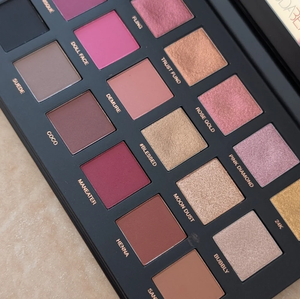 HUDA BEAUTY Rose Gold Palette Remastered - Pink and Gold Hues..New In Box